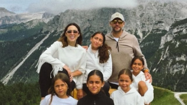 Jacky Bracamontes y su familia en los Alpes italianos.