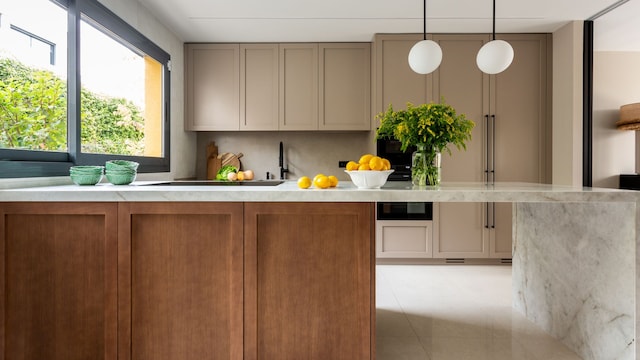 Cocina con muebles de madera en dos acabados