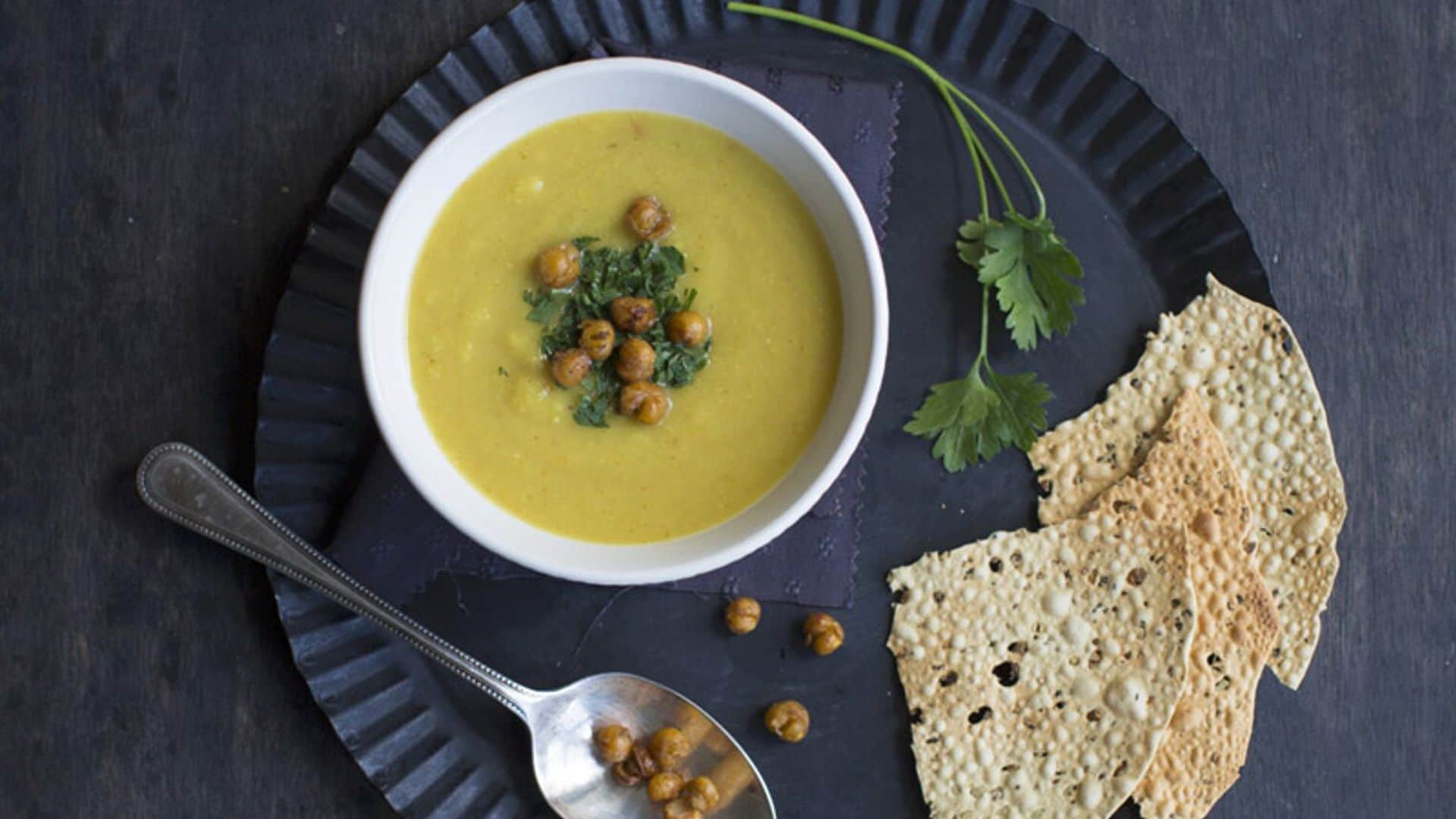 Crema de chirivía y garbanzos con curry y cilantro