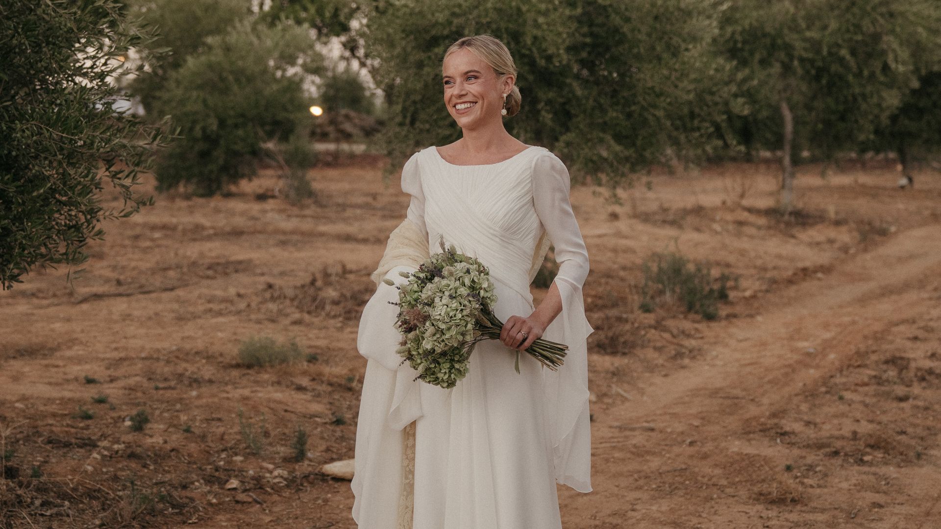 Victoria, la novia que se casó en Jerez con un vestido diseñado en 7 meses y un ramo hecho por su madre