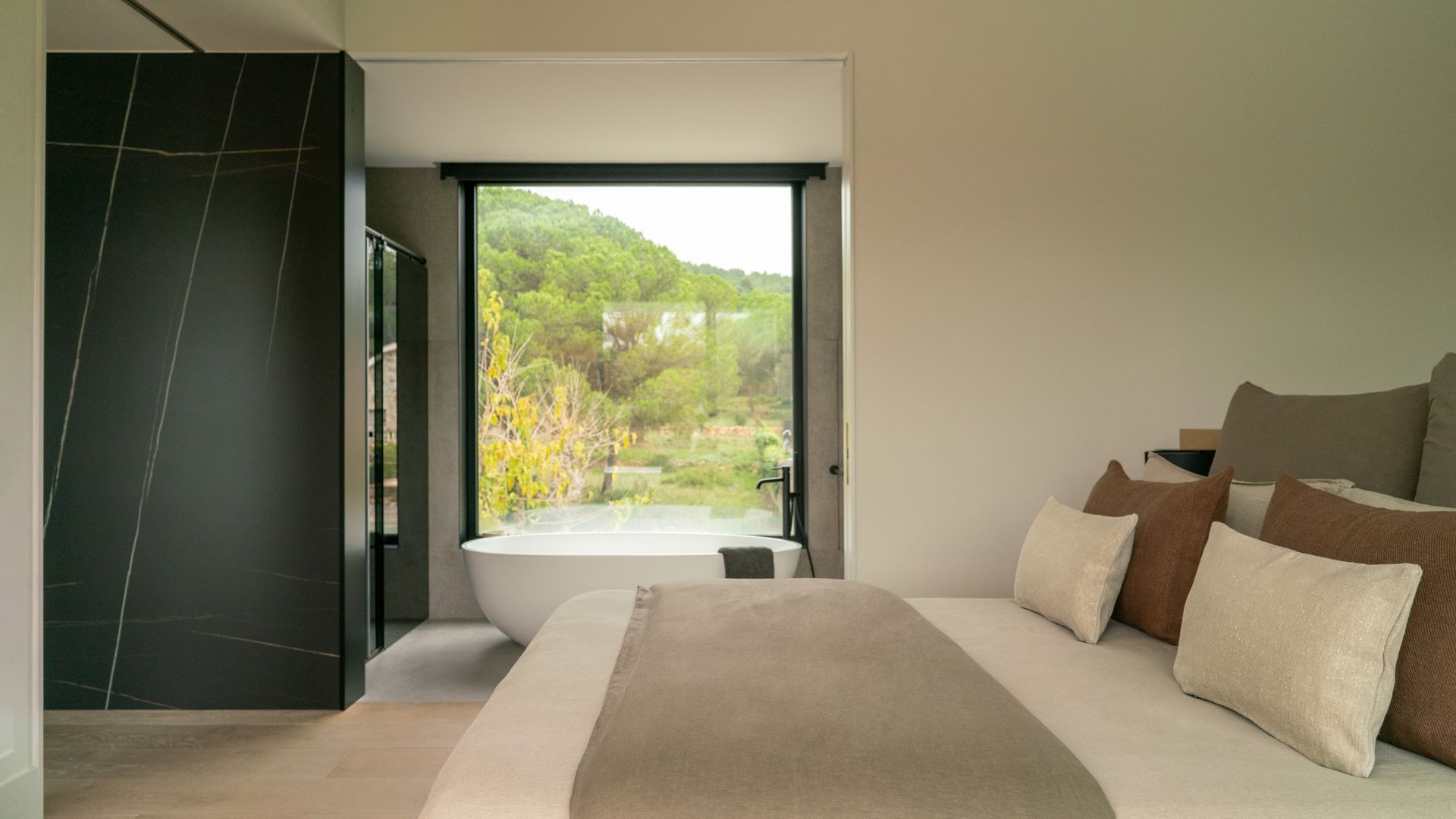 Dormitorio grande con baño en suite