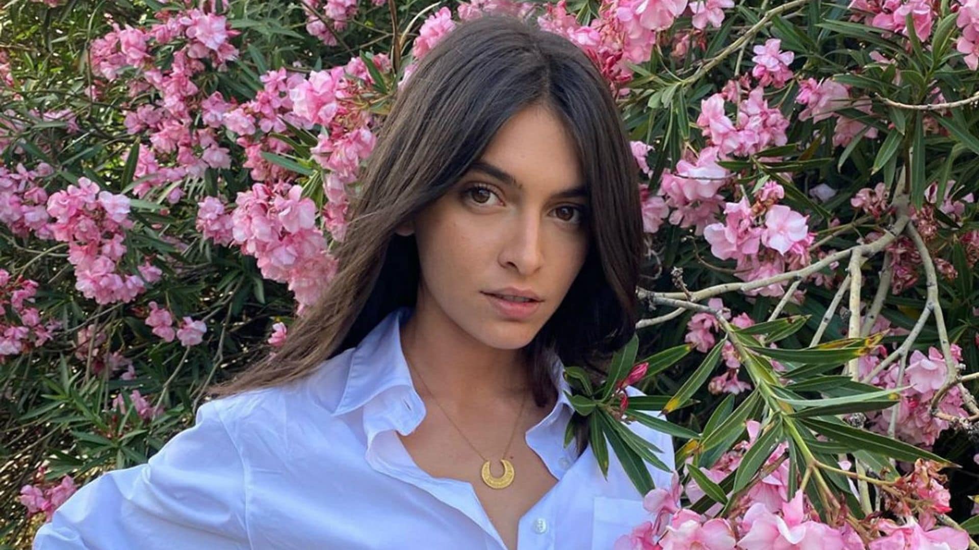 Todos los vaqueros de tendencia del otoño quedarían genial con la blusa bordada de Lucía Rivera
