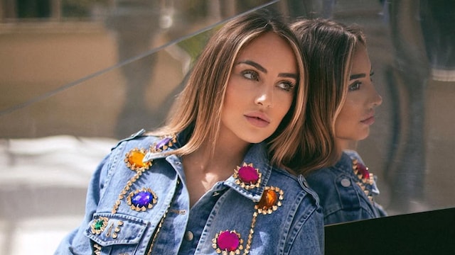 Rocío Flores posa con una chaqueta vaquera sentada en el suelo