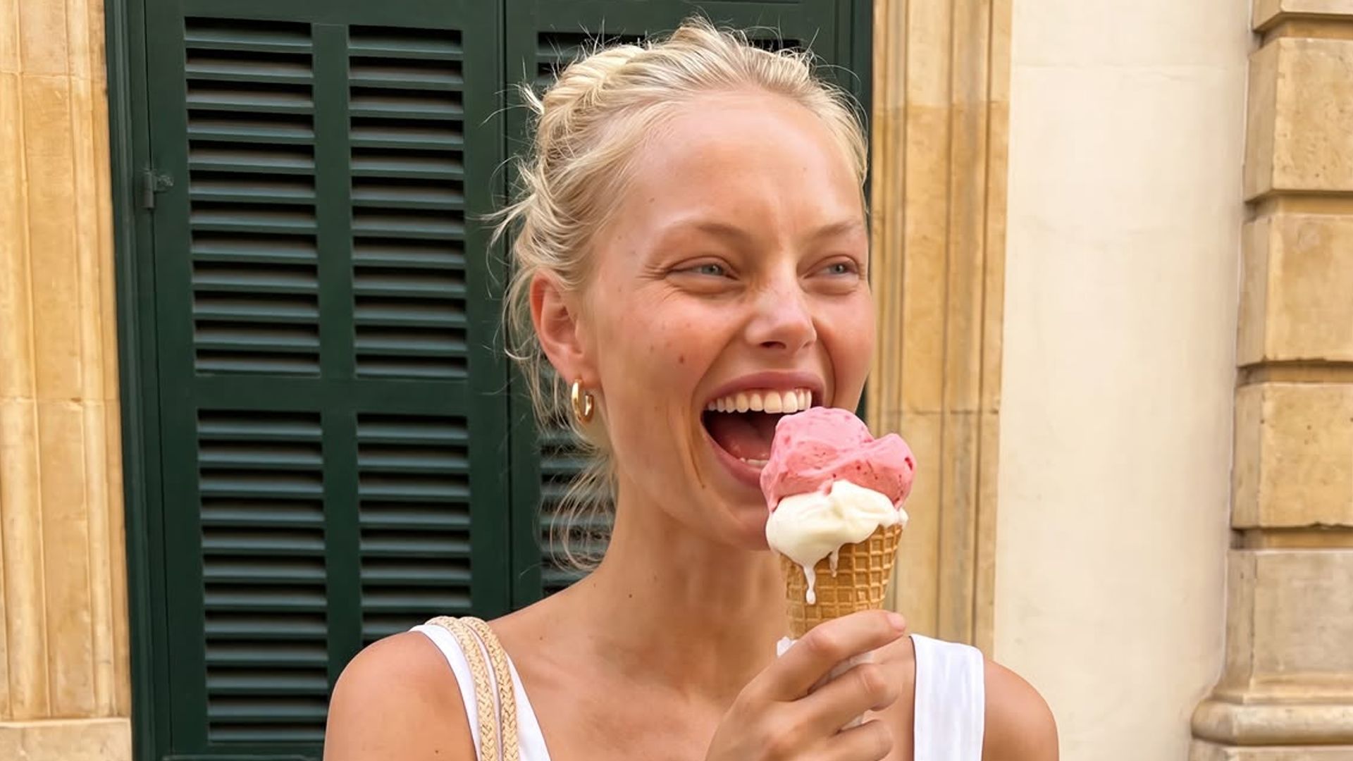 Una chica feliz tomándose un helado en verano