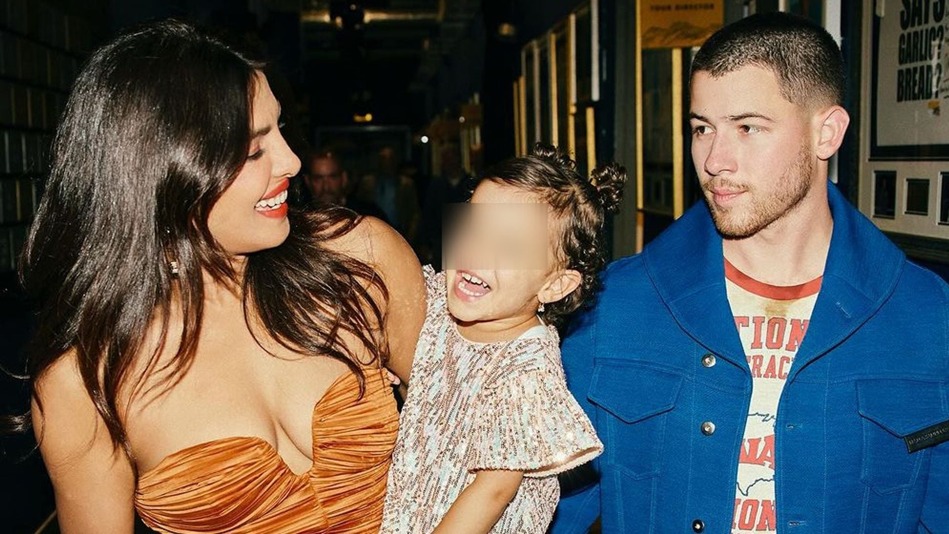 Nick Jonas y Priyanka Chopra con su hija Mati en el concierto de los Jonas Brothers en el O2 Arena de Londres, septiembre de 2024