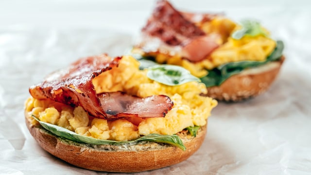 Bacón y Huevos Revueltos (Bacon and Scrambled Eggs)