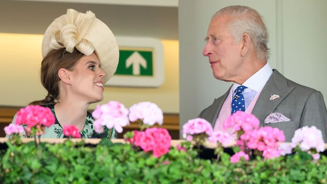 Plano medio de la Princesa Beatriz con Carlos III en un balcón conversando