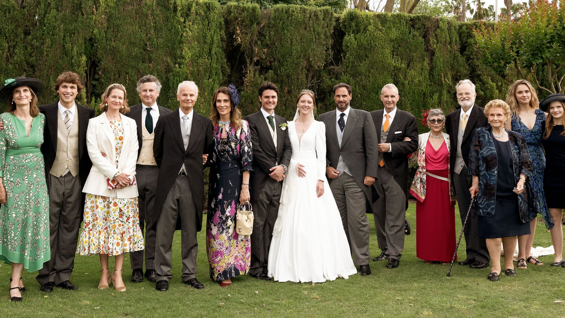 Los novios con sus familiares directos,
