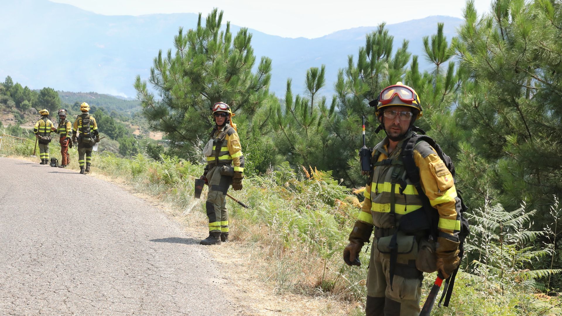 La increíble unión de un pueblo para salvar del fuego el hogar de una familia en Gredos