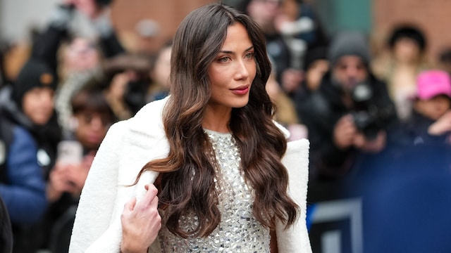 Georgina Mazzeo con vestido de brillantes, abrigo blanco y melena larga ondulada en Nueva York