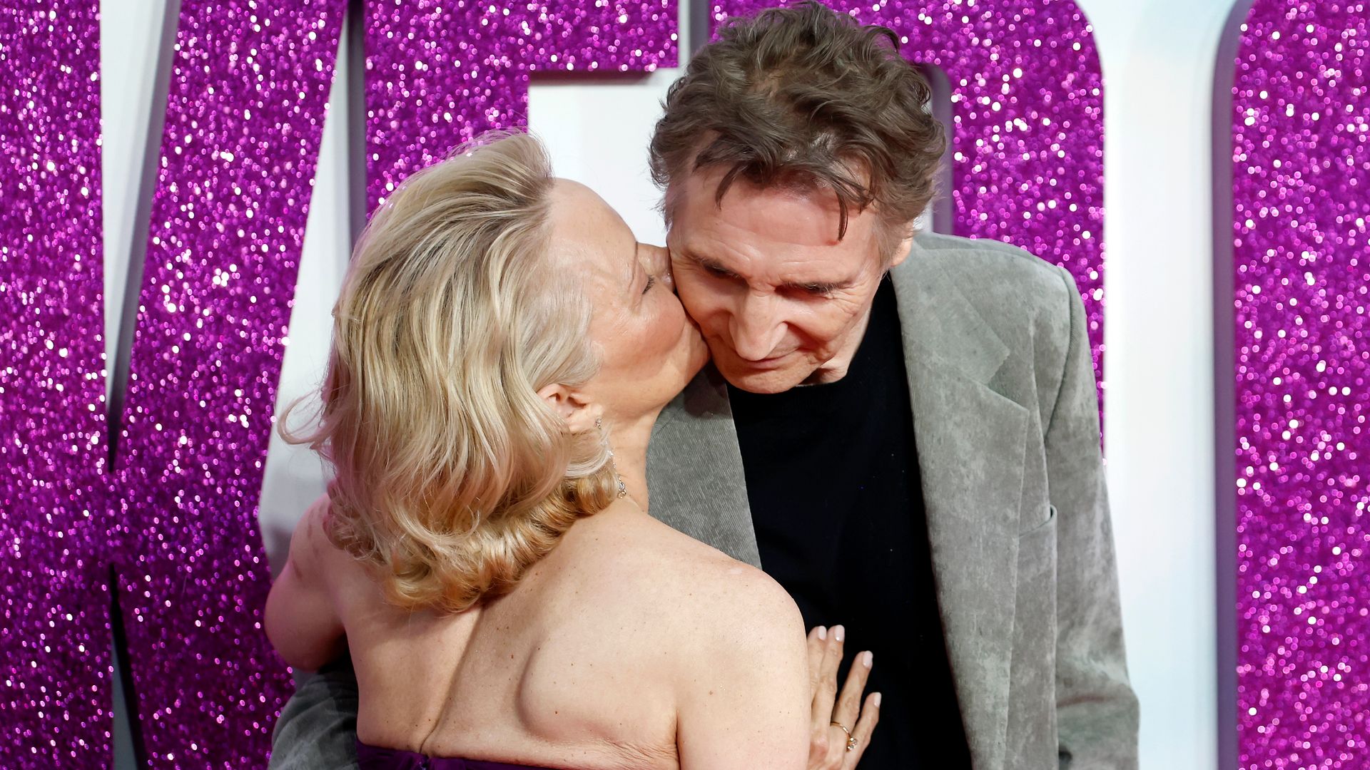 La verdad sobre Pamela Anderson y Liam Neeson: ¿pareja enamorada o truco publicitario?