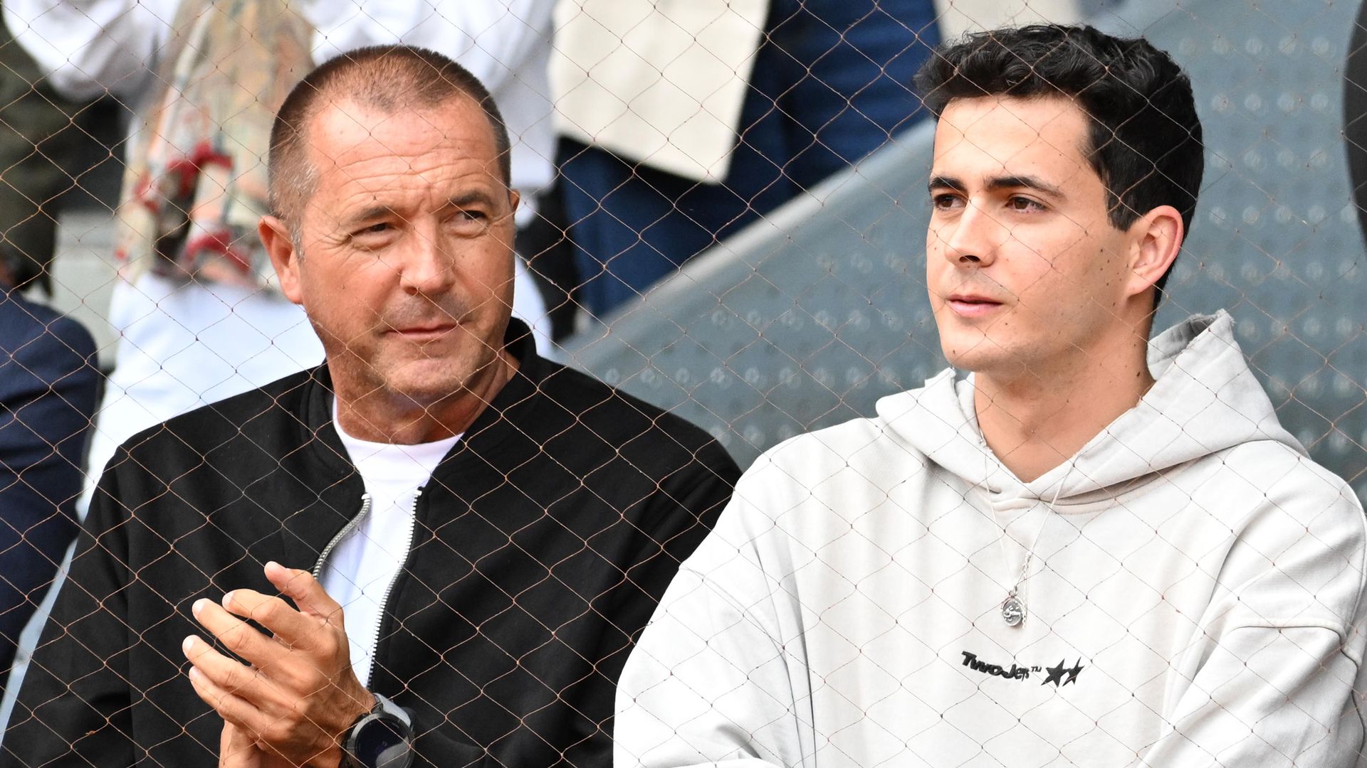 Manu Carreño con su hijo Sergio durante el partido de Carlos Alcaraz en el Mutua Madrid Open, a 26 de abril de 2024, en Madrid (España)