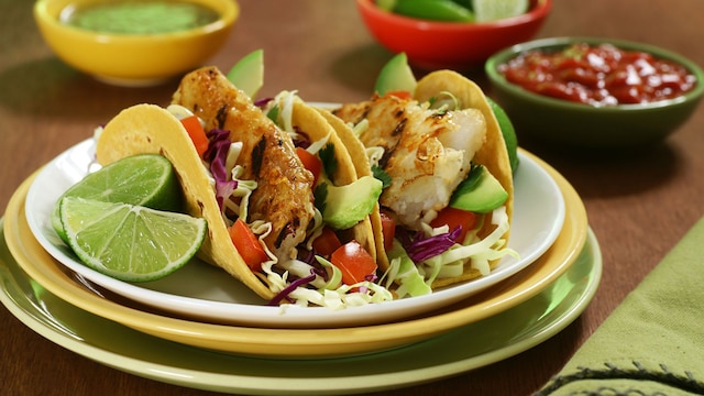 Taquitos de pescado con aguacate, vegetales y lima 