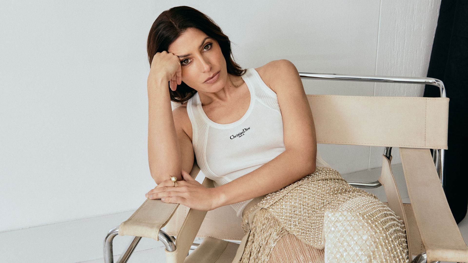 Barbara Lennie sentada en una silla