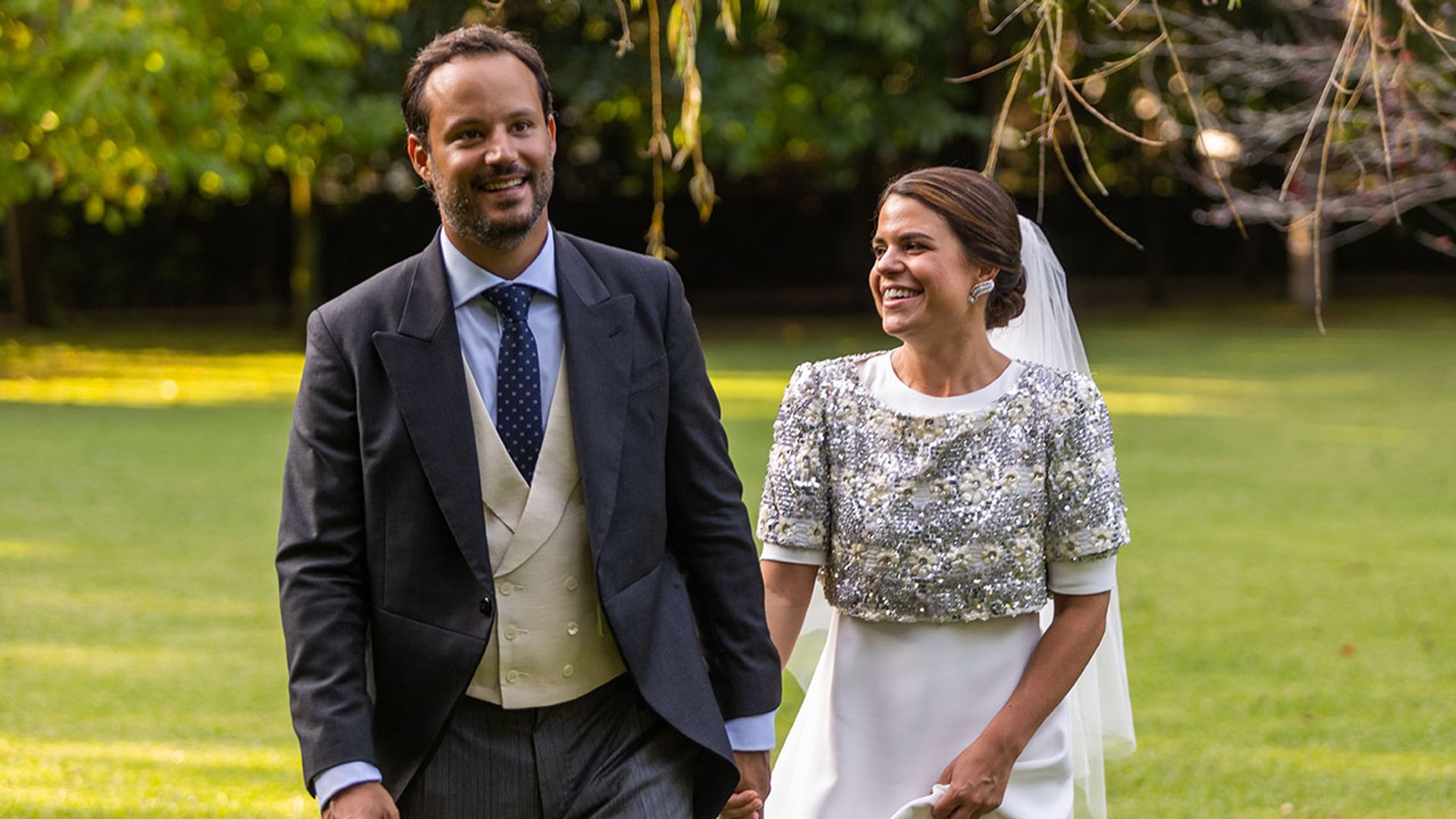 Elena, la novia del vestido desmontable con chaqueta de lentejuelas que se casó en un pazo gallego
