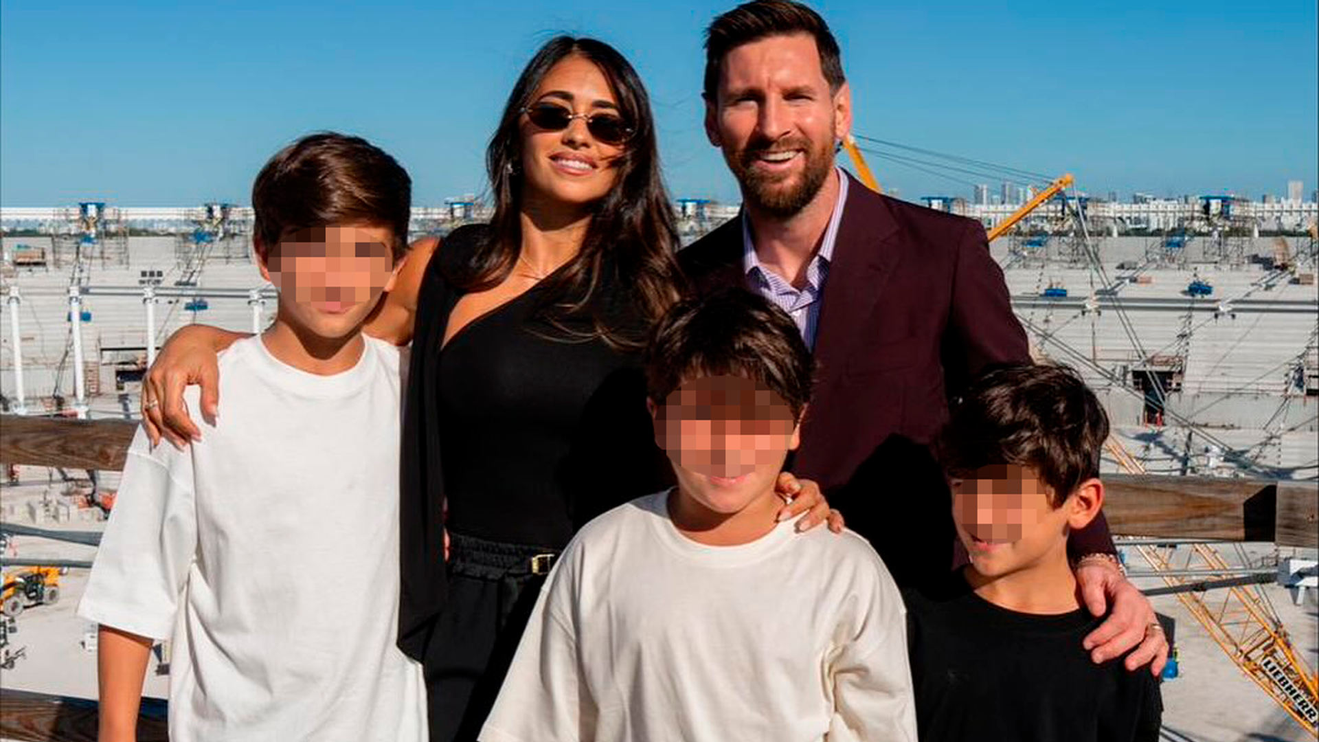 Leo Messi y Antonela Roccuzzo con sus tres hijos