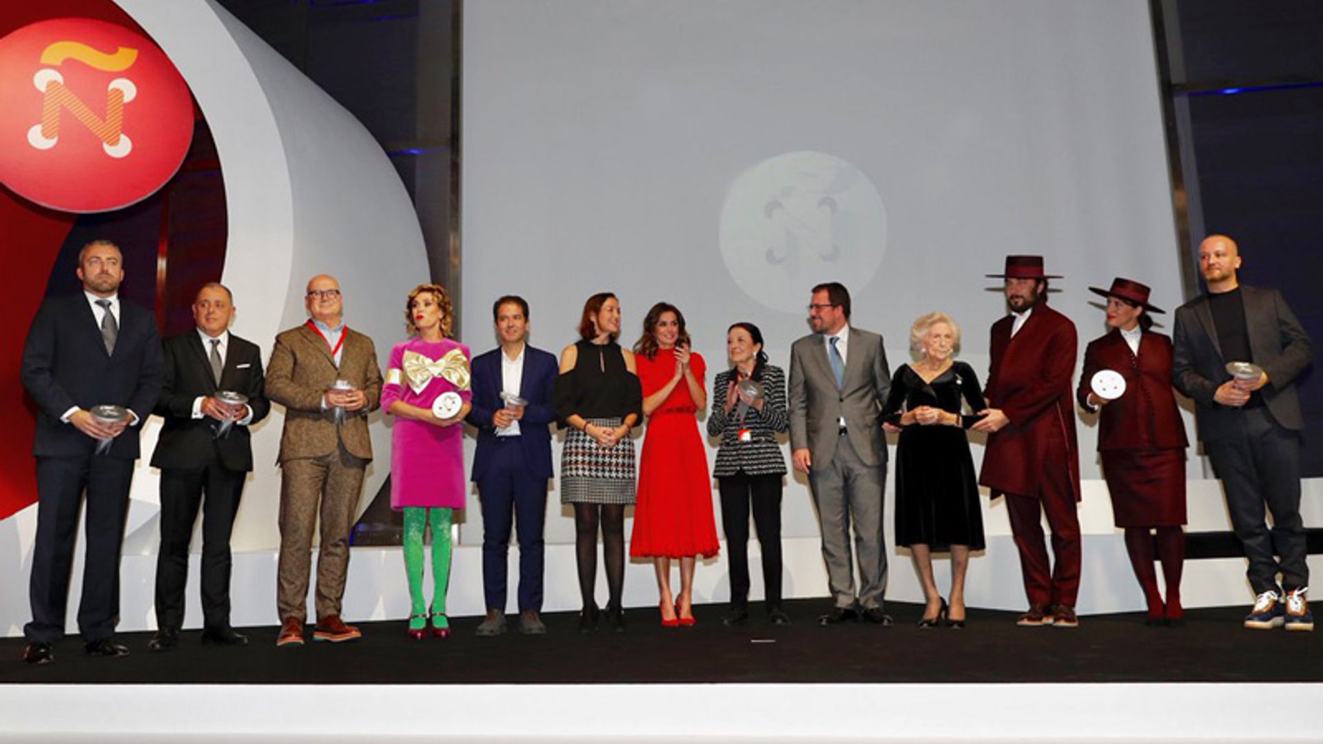 Doña Mercedes Junco Calderón, presidenta de ¡HOLA!, recibe el Premio a la Comunicación en los Premios Nacionales de la Industria de la Moda