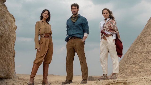 Eiza González, John Krasinski y Natalie Portman en la película 'Fountain of Youth' de Apple TV+.
