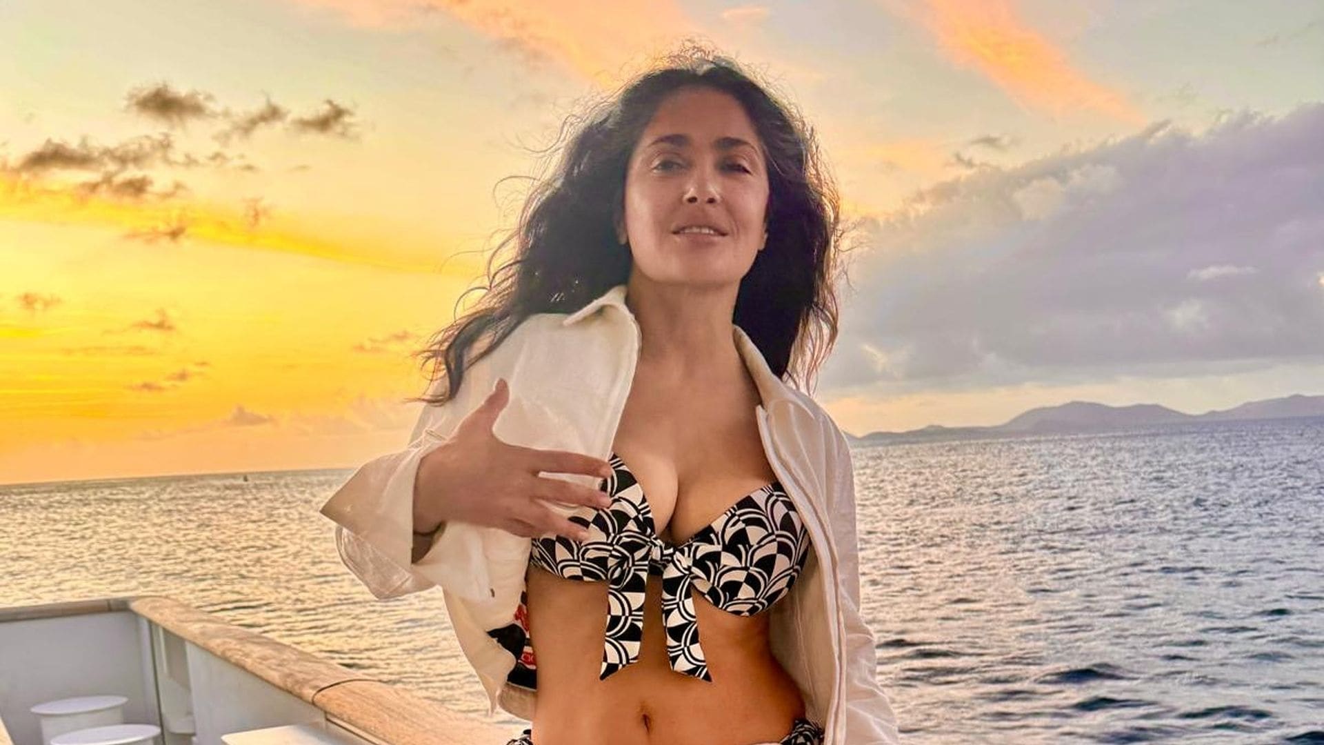 Salma Hayek posa guapísima y al natural en las nuevas fotos de su fascinante 'spring break'