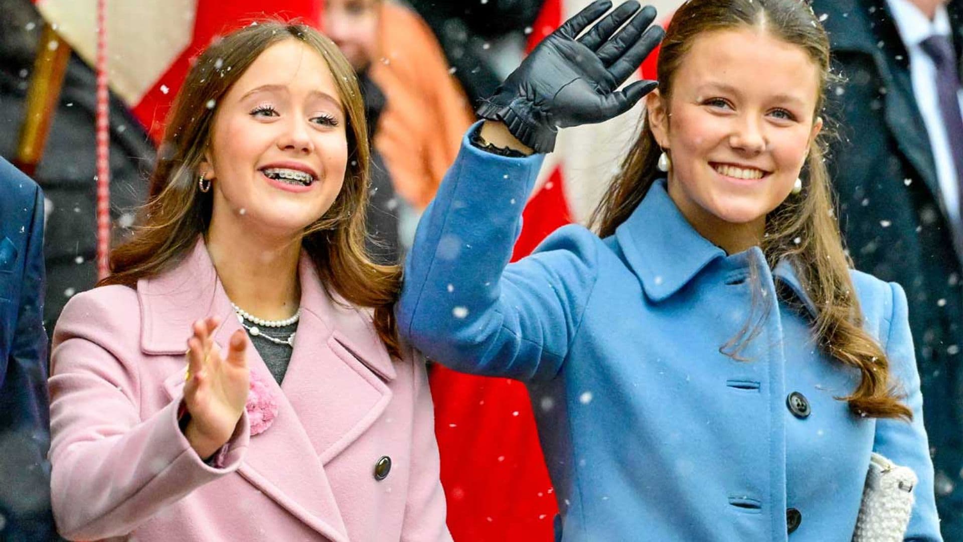Isabella y Josephine, radiantes y muy sonrientes, hacen un guiño a su madre al lucir piezas de abrigo suyas