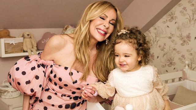 Ana Obregón con su nieta, Anita, en la cuna