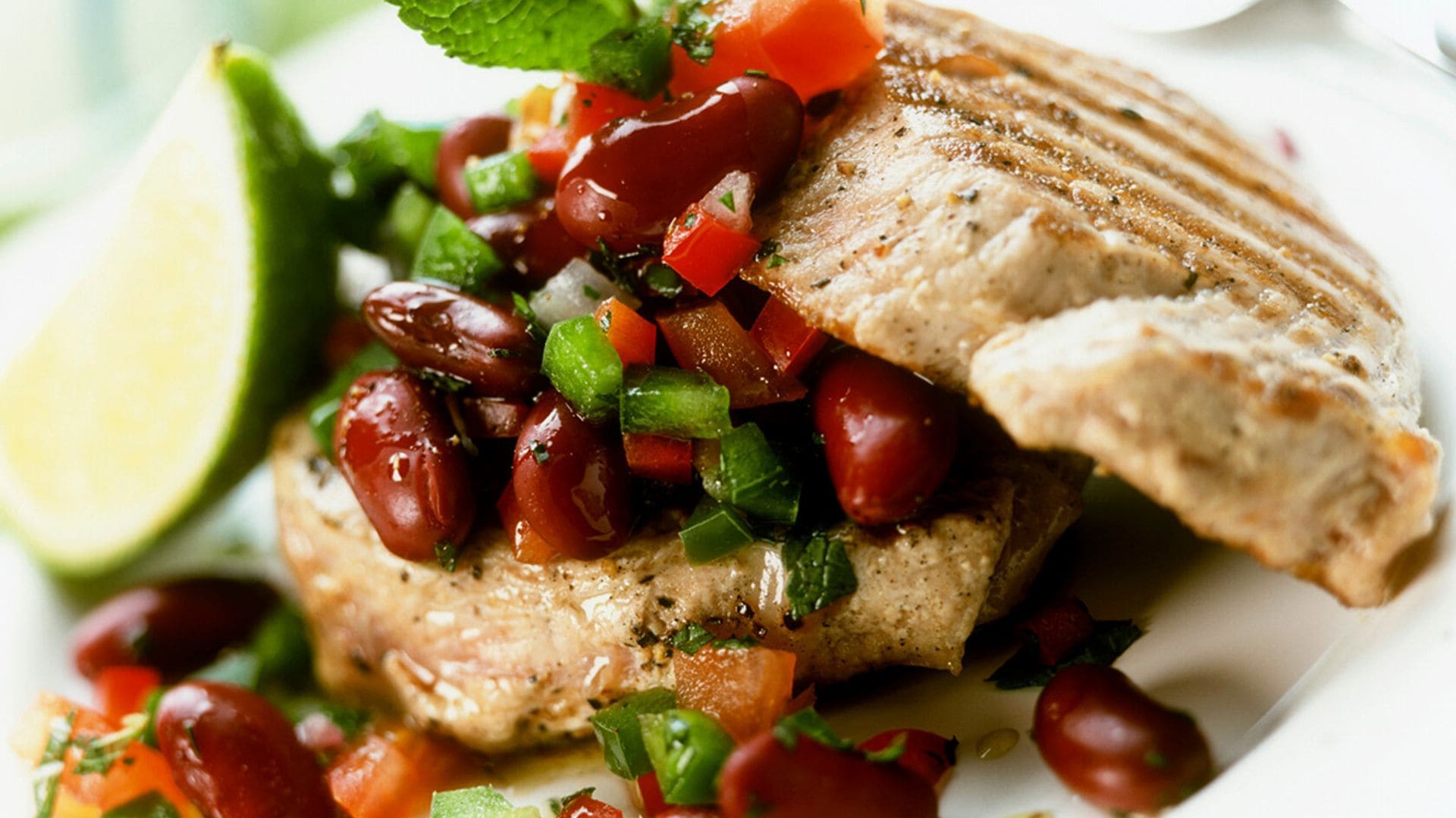 Atún a la parrilla con ensalada de alubias rojas