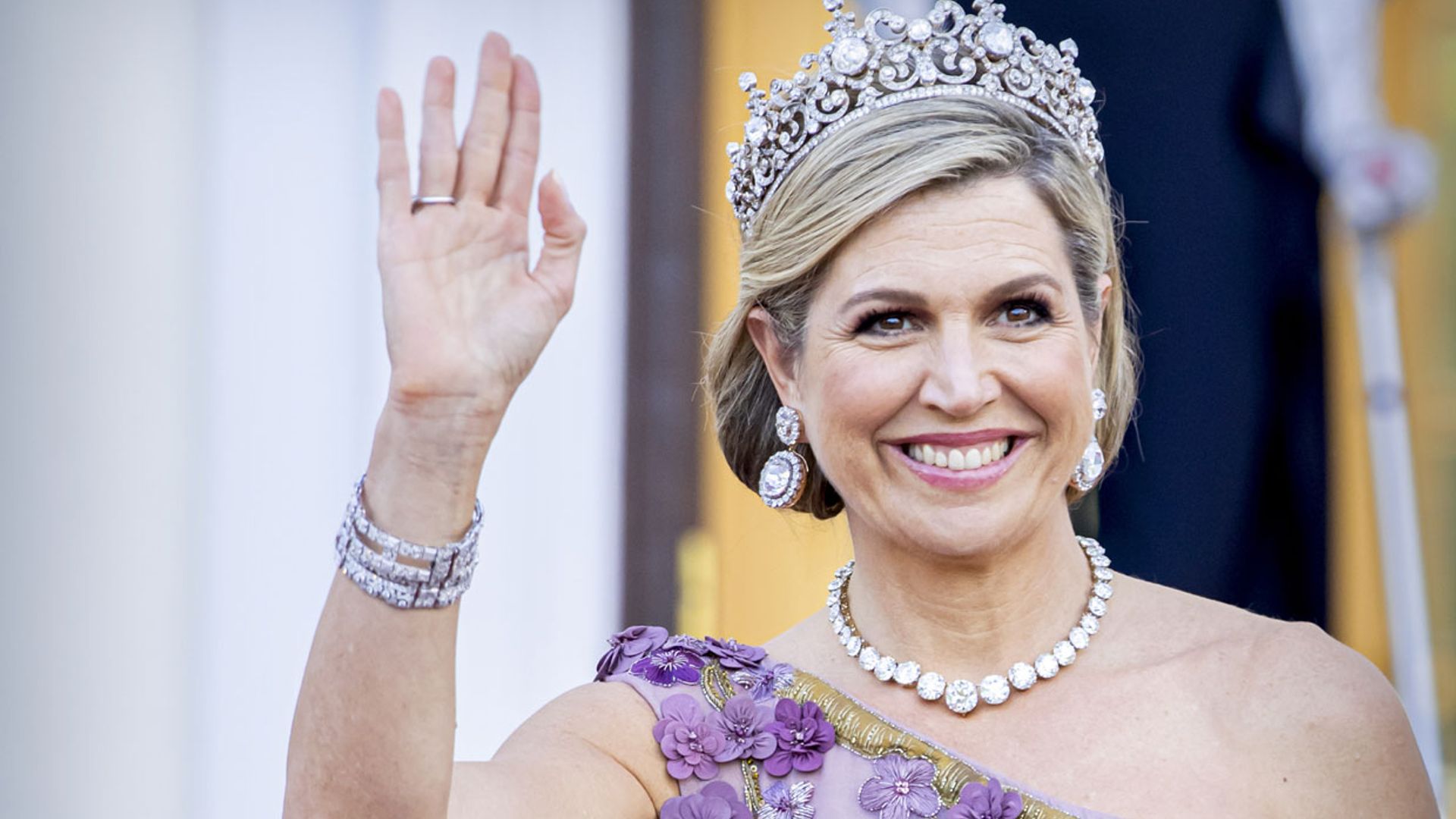 Máxima vuelve a transformar la imponente tiara Estuardo en un look de gala con bordados 3D
