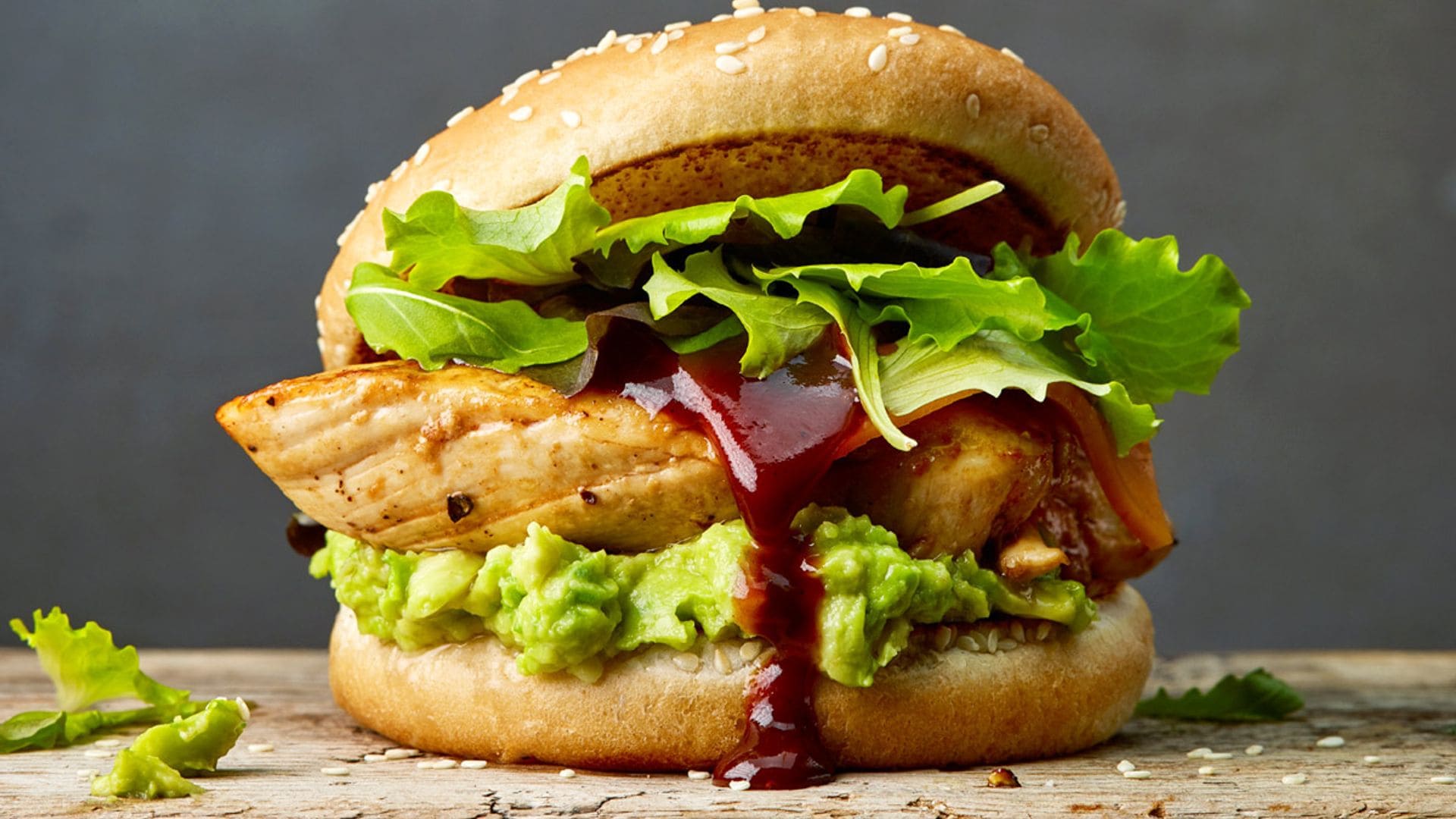 Hamburguesa de pollo y crema de aguacate