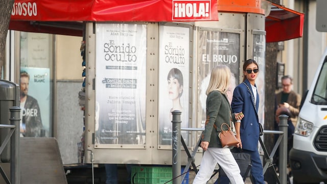 Designer Blanca Rodriguez and female friend in Madrid on Monday 09 March 2020.
en la foto : quiosco letrero " HOLA "