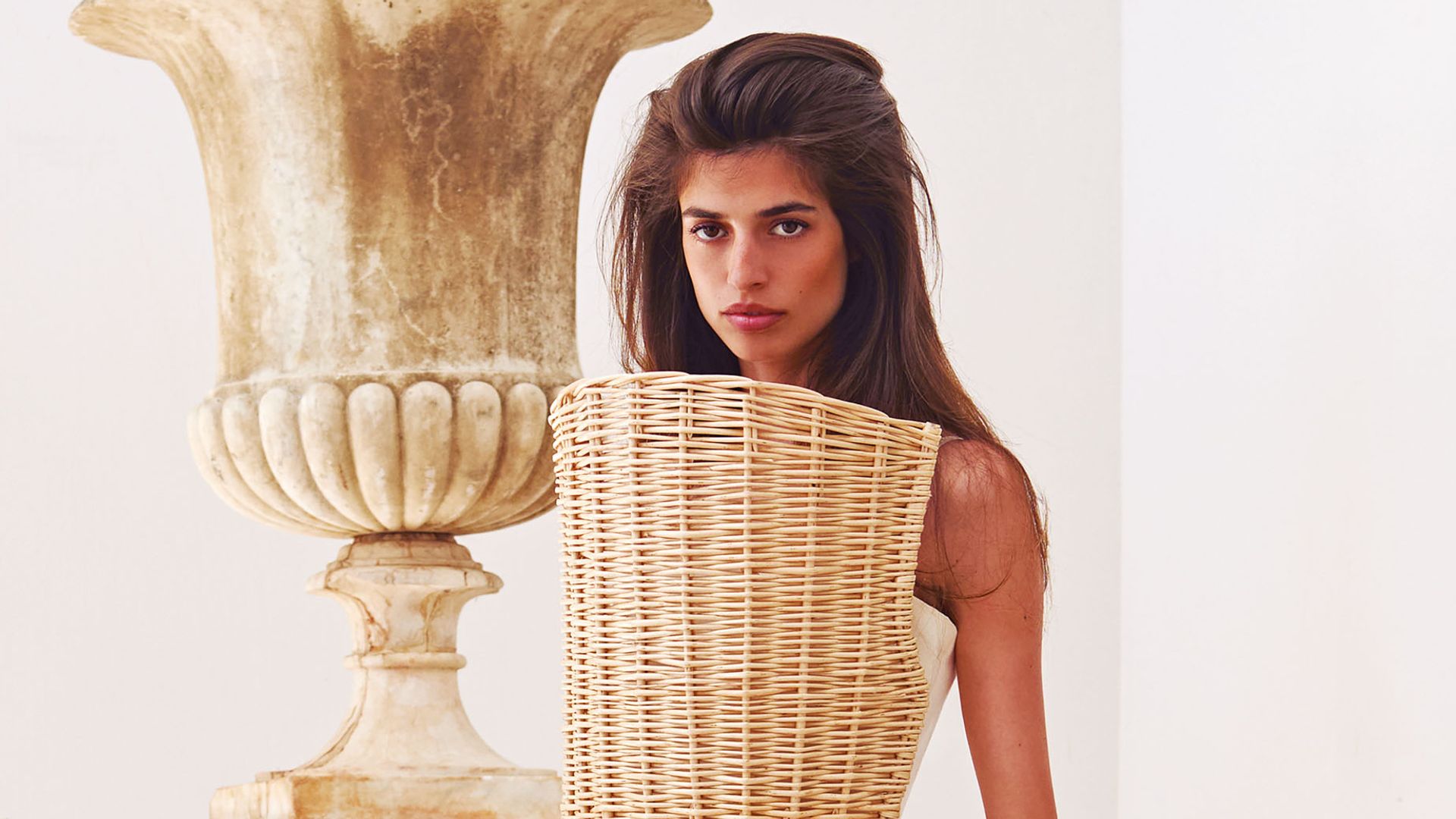 Cala, la modelo, posa con un impresionante diseño realizado en mimbre para un editorial de moda