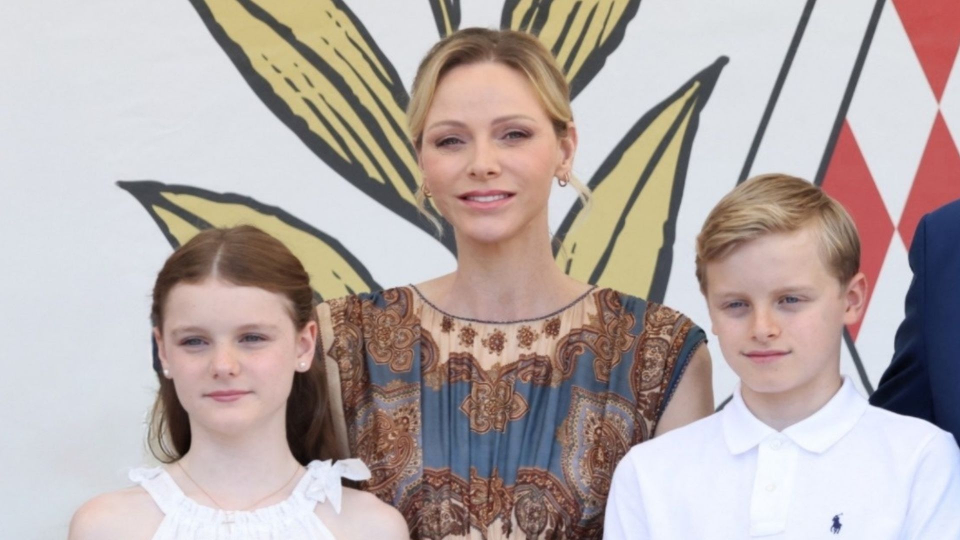 Charlene de Mónaco deslumbra junto al príncipe Alberto y sus hijos, Jacques y Gabriella, con un elegante vestido de seda para celebrar el legado Grimaldi.