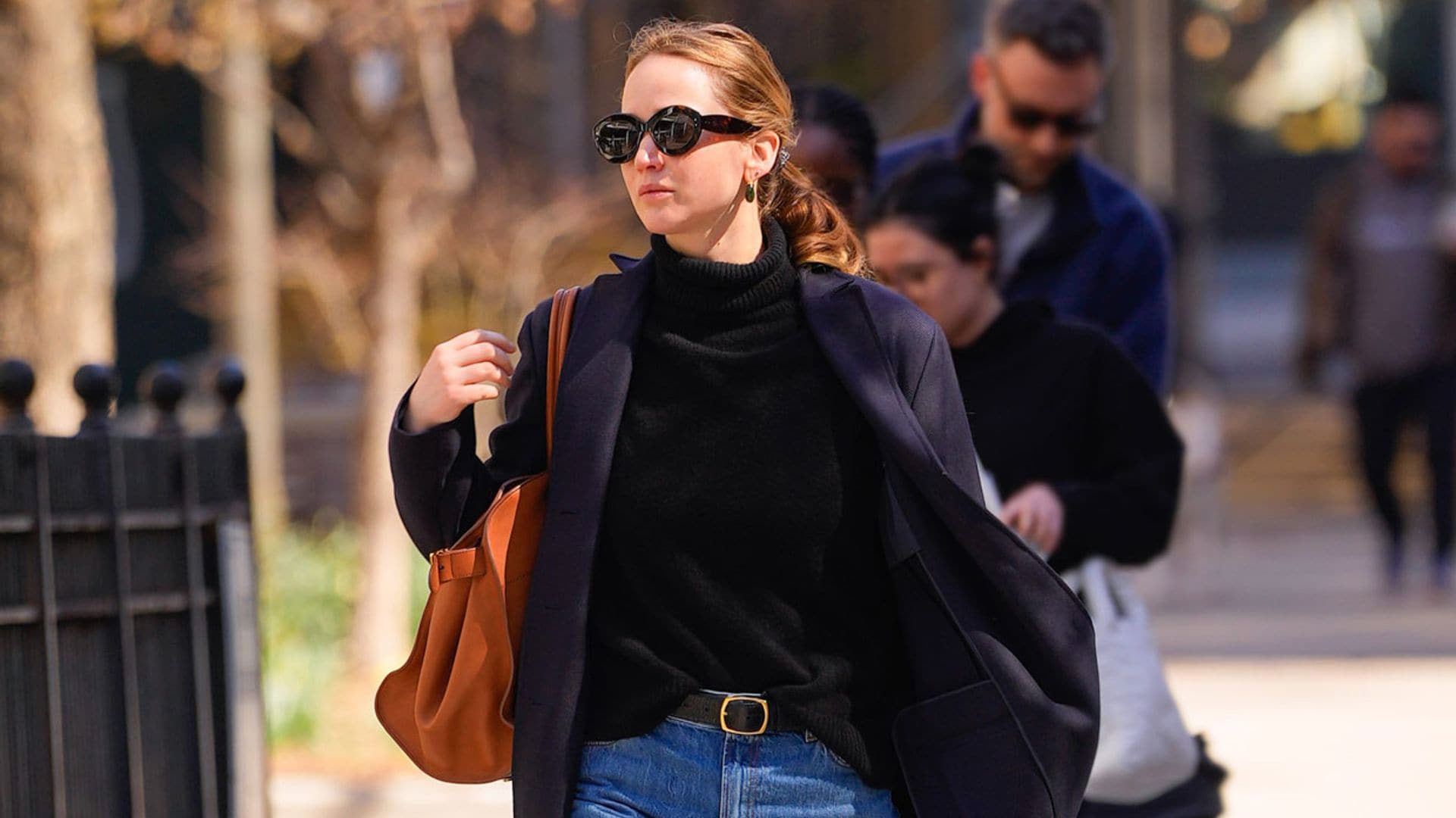 Jennifer Lawrence y Hailey Bieber, unidas por el complemento de moda superventas