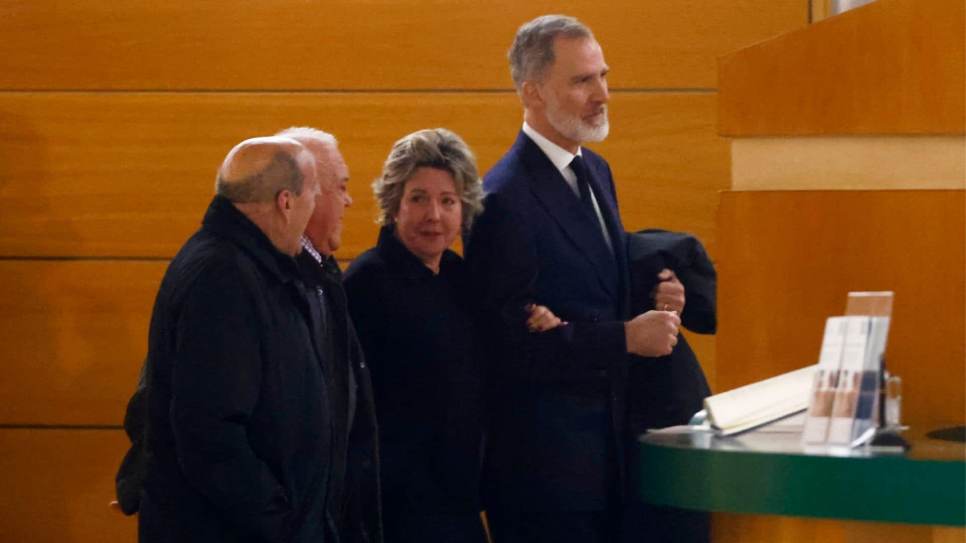 La tierna y conmovedora imagen del rey Felipe con su prima Simoneta en el tanatorio de Fernando Gómez Acebo