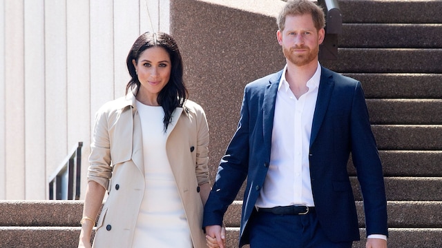 Plano entero de los duques de Sussex bajando escaleras en Sydney