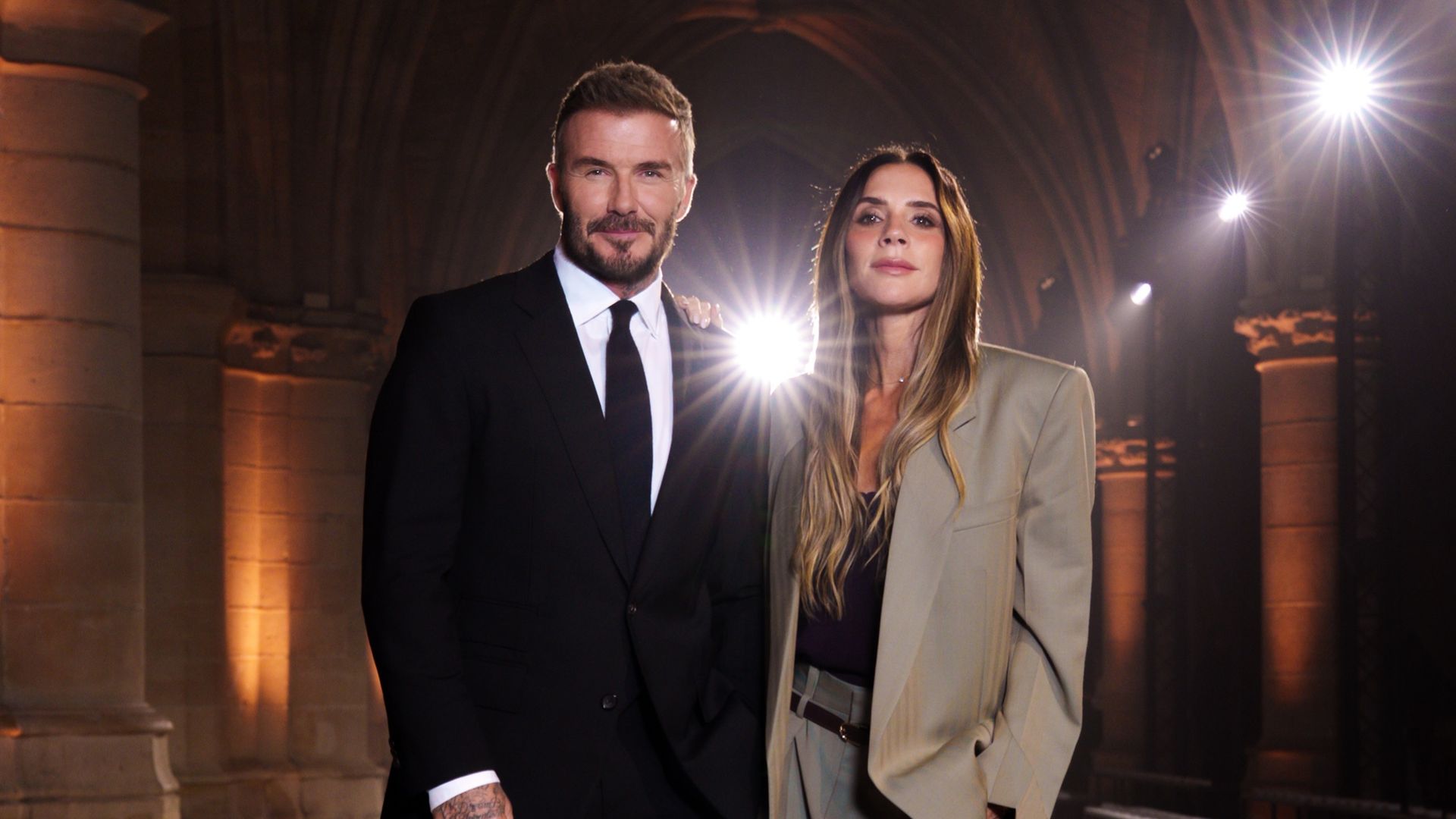 La gran noche de Victoria Beckham en París: el orgullo de David, el apoyo de sus hijos y una ausencia imposible de ignorar