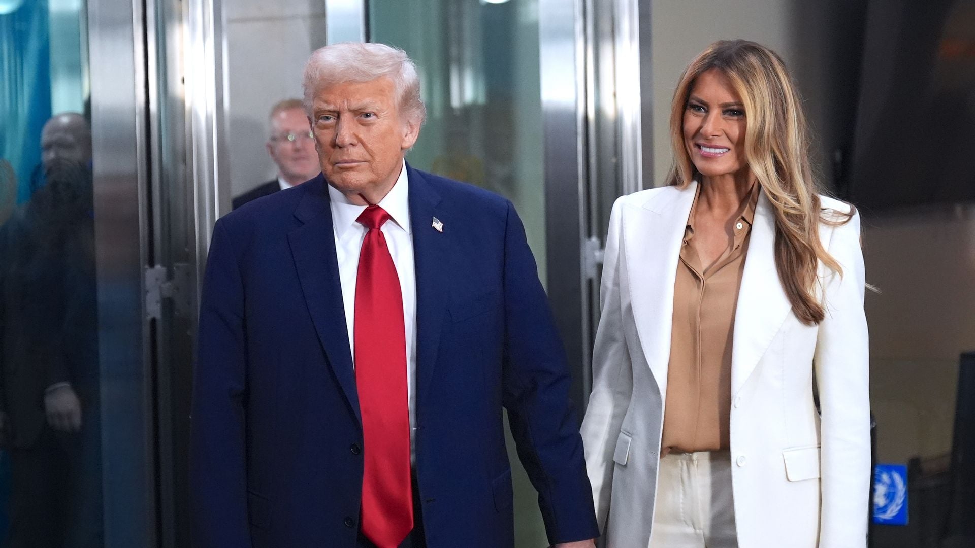 NUEVA YORK, NUEVA YORK - 23 DE SEPTIEMBRE: El presidente de EE. UU., Donald Trump, y la primera dama, Melania Trump, llegan a la 80.ª sesión de la Asamblea General de la ONU (UNGA) en la ciudad de Nueva York, Estados Unidos, el 23 de septiembre de 2025. (Foto de Selcuk Acar/Anadolu vía Getty Images)