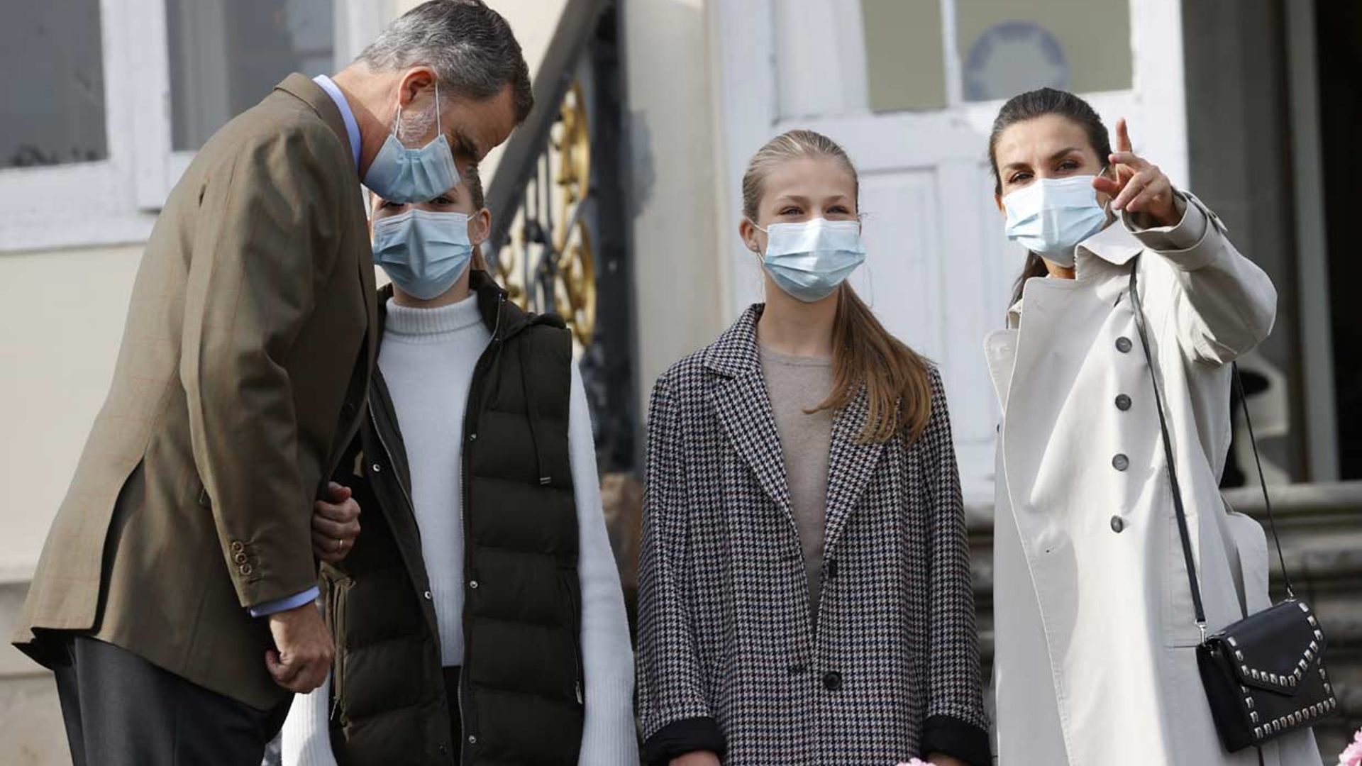 Ni las restricciones ni las mascarillas deslucen la visita de los Reyes y sus hijas al 'Pueblo Ejemplar' de Somao