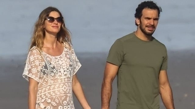 La pareja disfrutó de un paseo tomada de la mano.