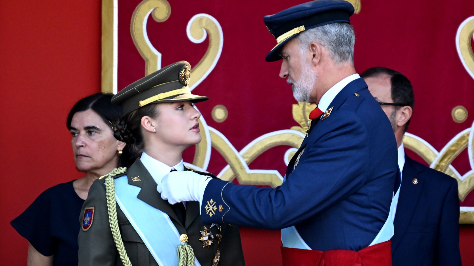 La princesa Leonor, en apuros durante el desfile del 12-O: pierde el Toisón de Oro y así lo ha solventado