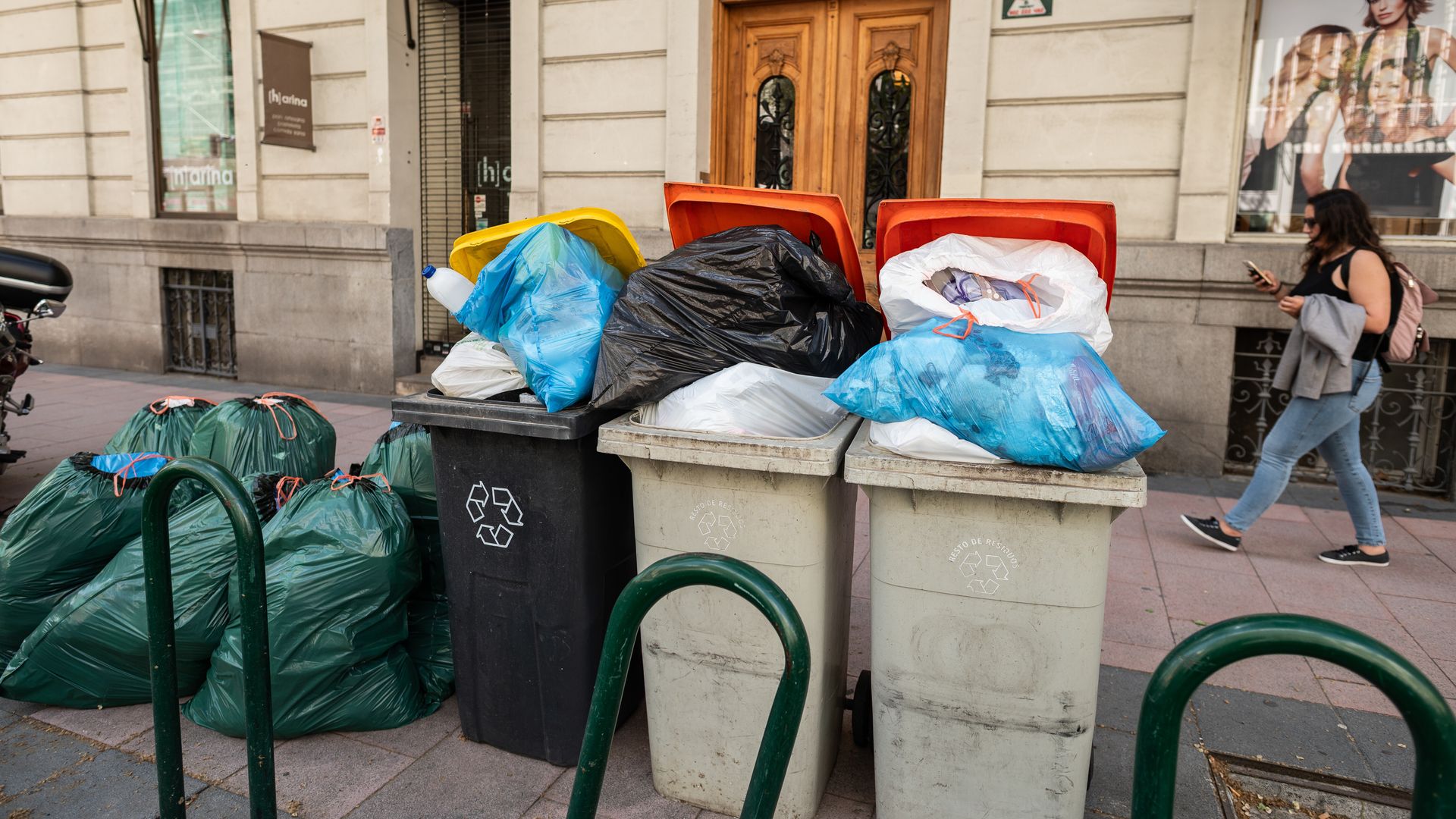 Cubos de basura en las calles de Madrid