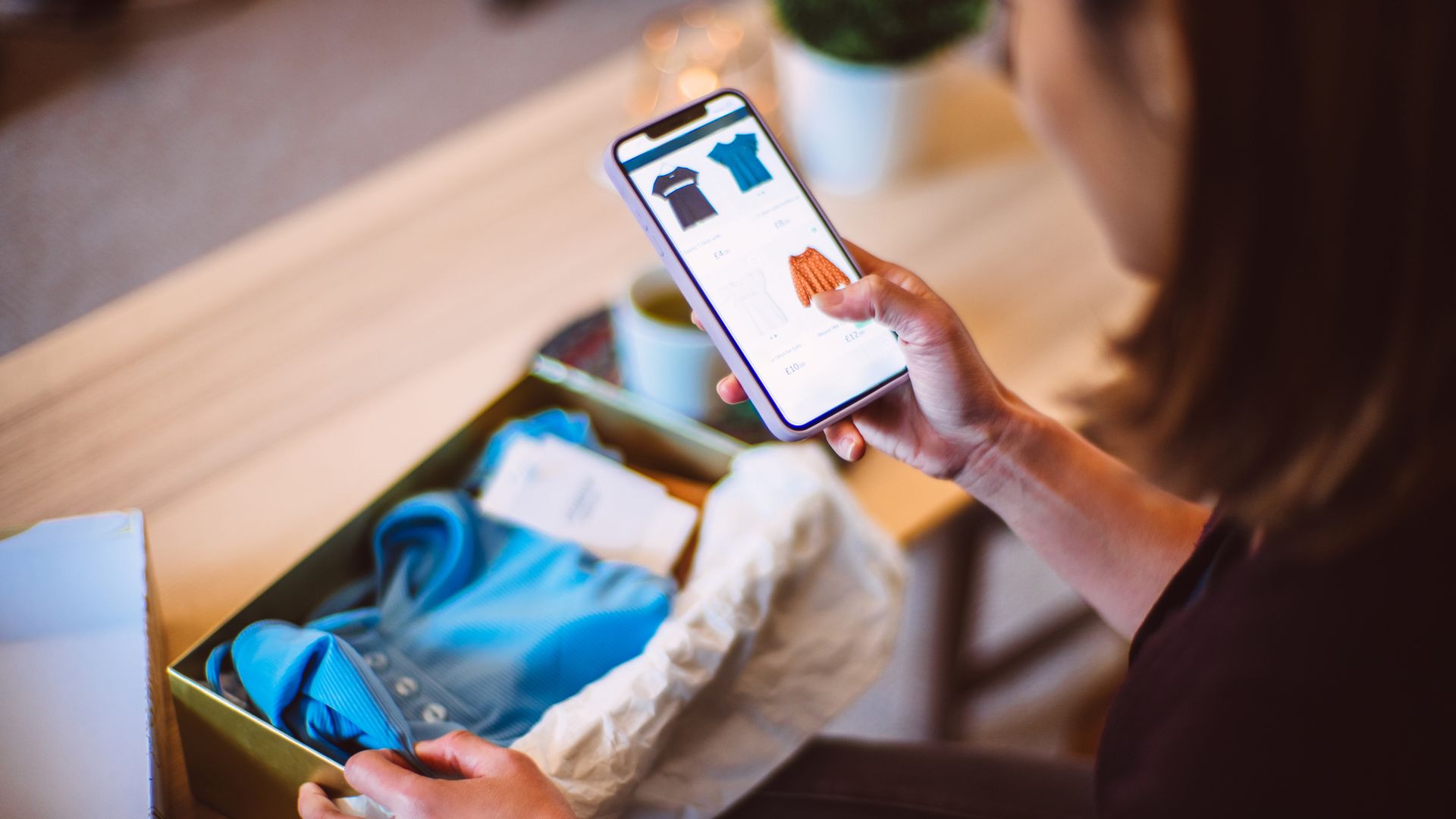 Mujer comprando ropa a través de un teléfono móvil