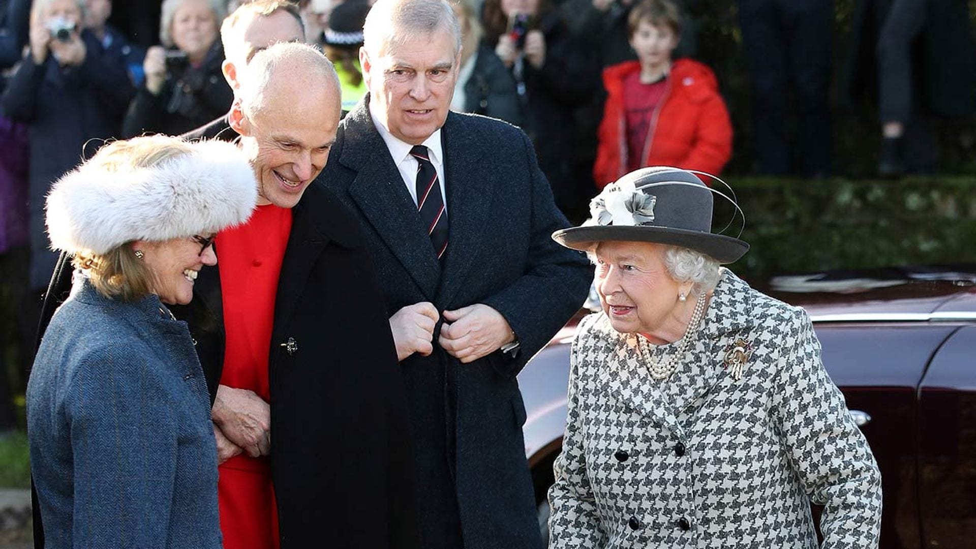 Primeras imágenes de Isabel II, acompañada por el príncipe Andrés, tras el acuerdo con Harry y Meghan
