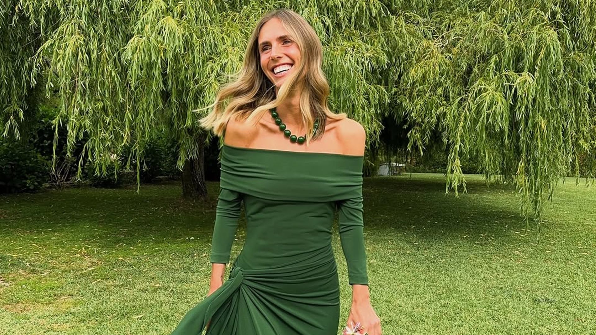 Los peinados de invitada ideales según tu tipo de vestido