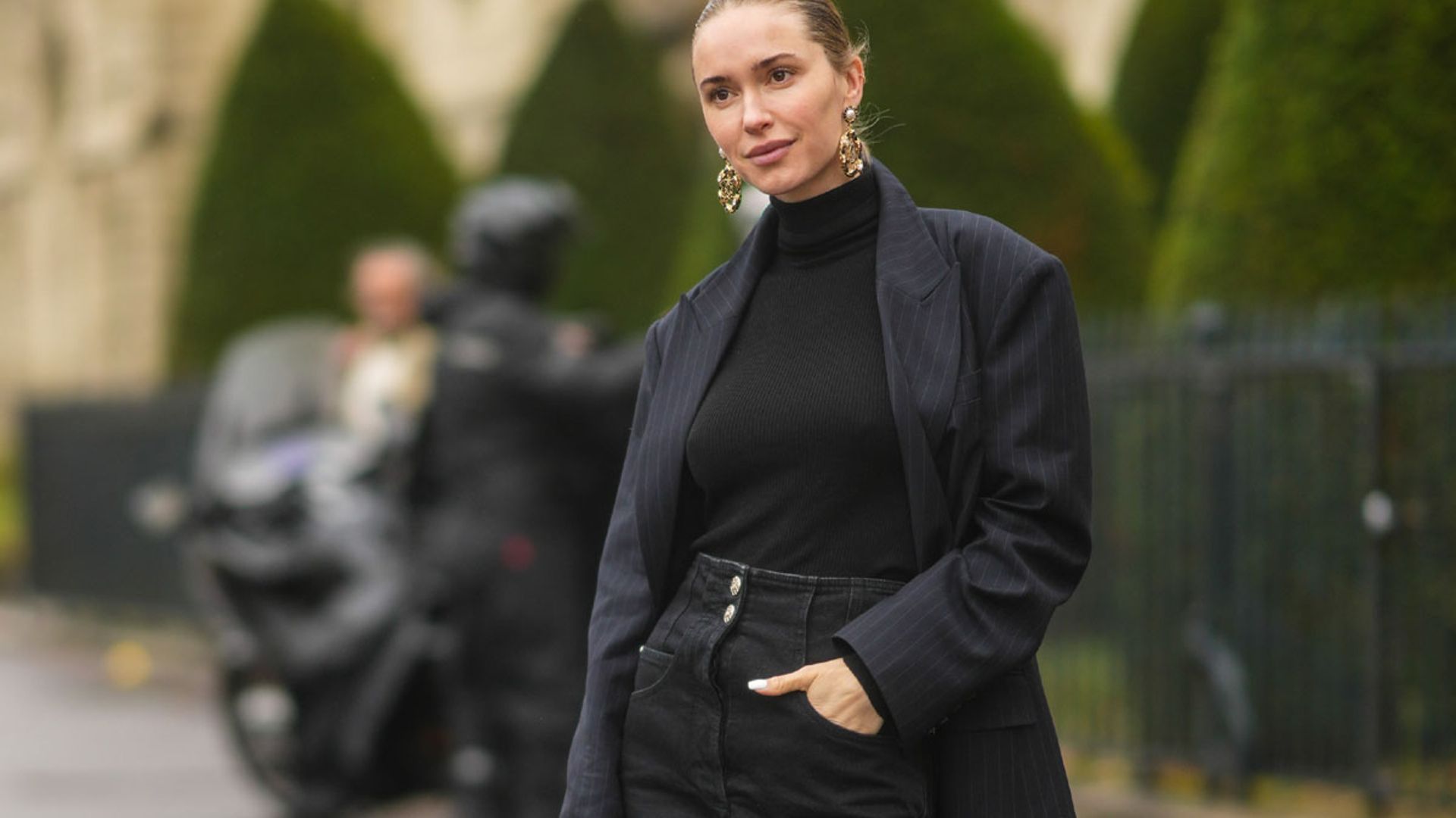 Maxi aros, nuevas perlas y otras joyas especiales para chicas que siempre visten de oscuro