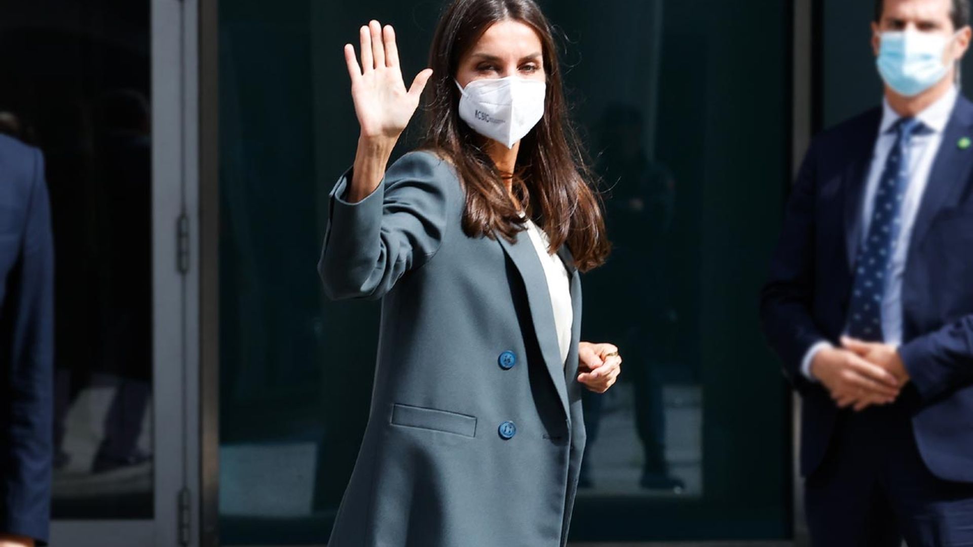 ¡Mucho más moderna! La Reina transforma su traje sastre con complementos de tachuelas