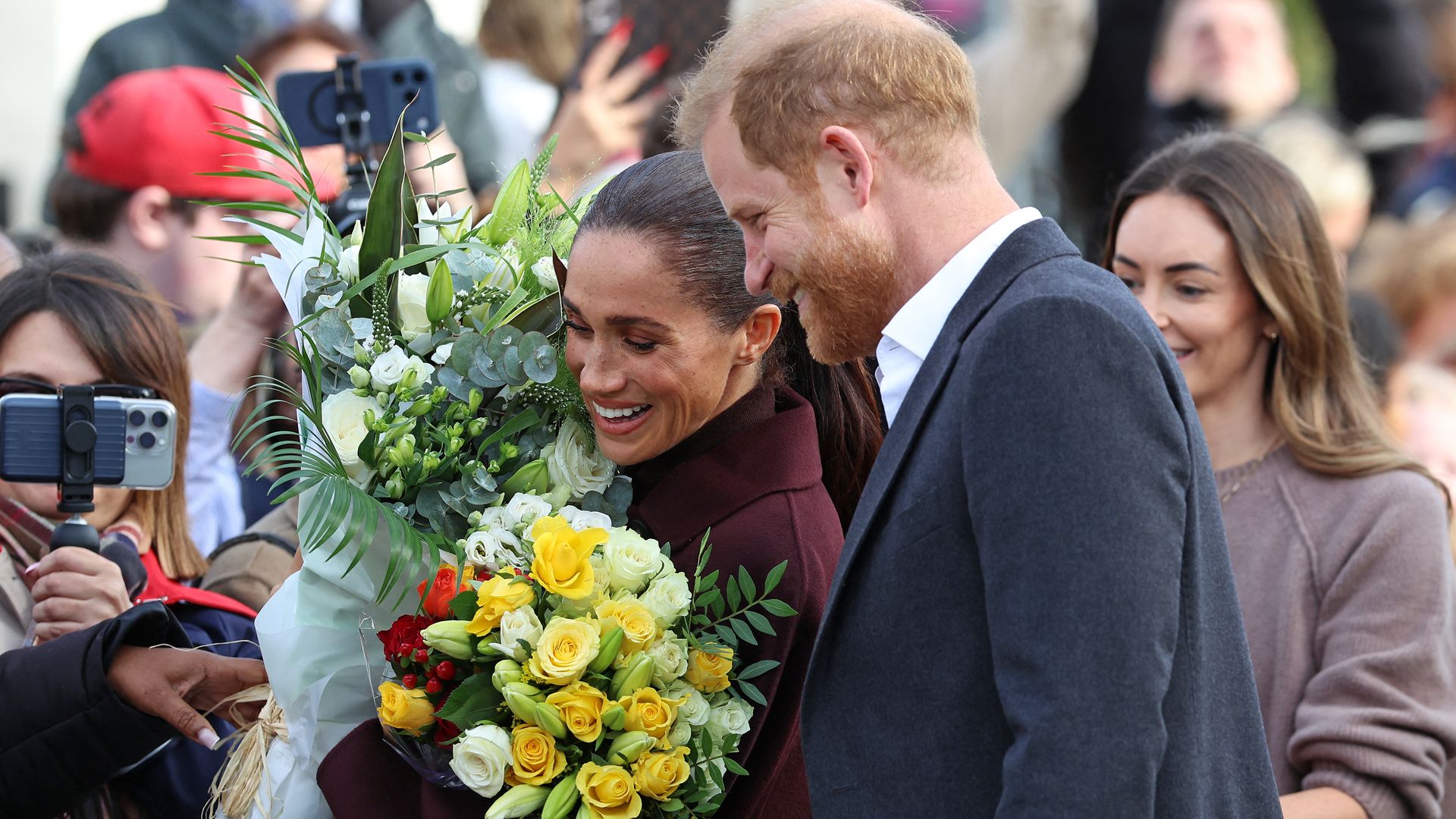 Meghan Markle y el príncipe Harry a su llegada a un estudio de grabación comunitario en Nottingham, este 15 de octubre.