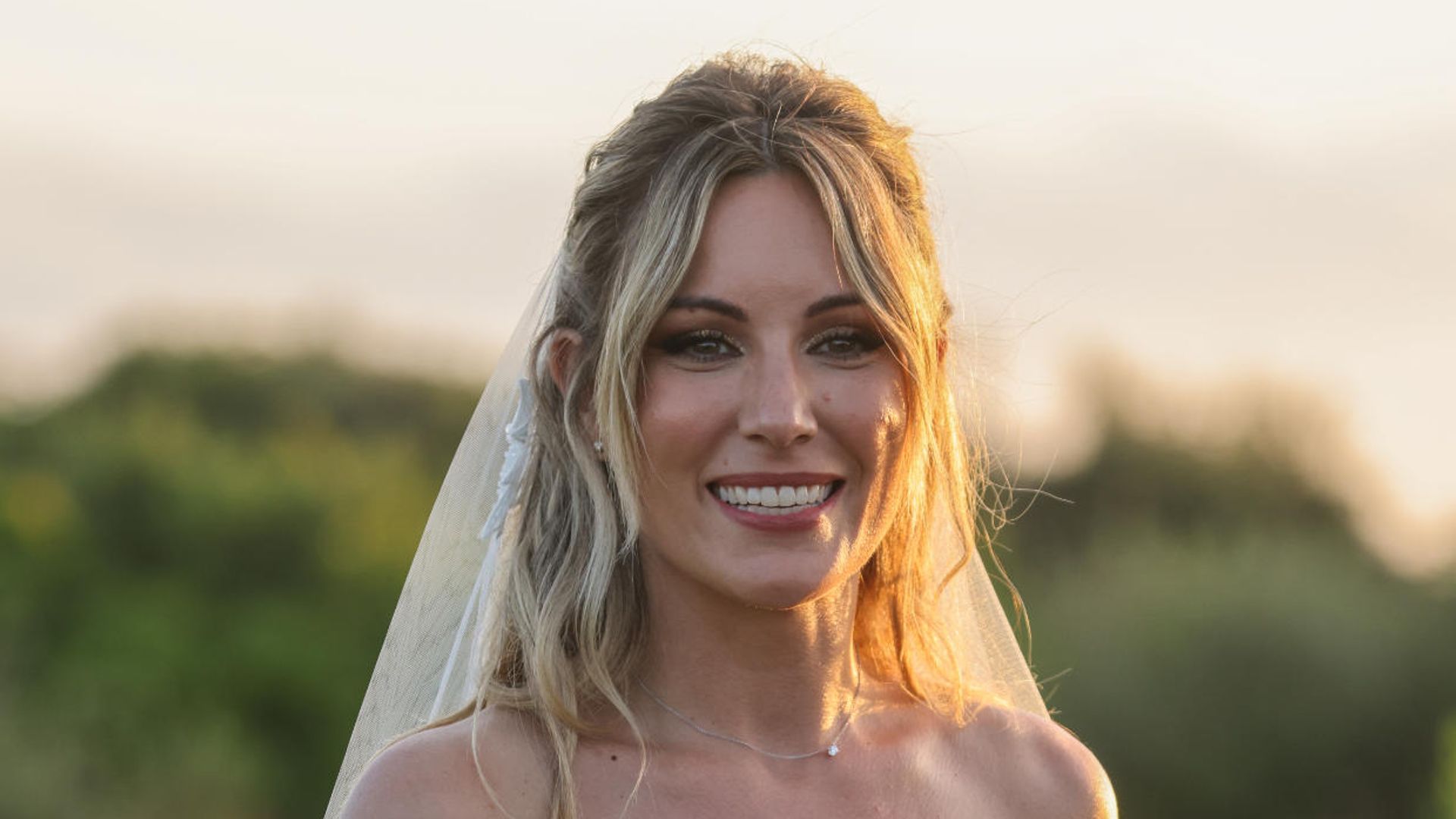 De palabra de honor, floral y con mucha pedrería: así es el vestido de novia de Edurne