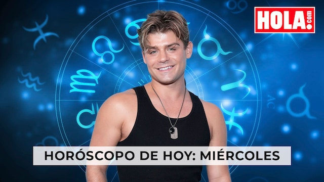 Garrett Clayton en primer plano, de fondo la rueda del zodiaco