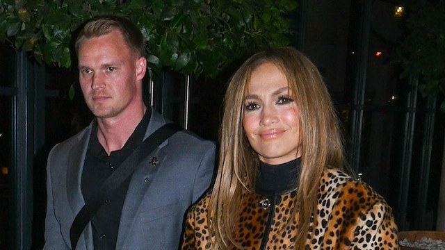 Jennifer Lopez captada regresando a su hotel de Londres vestida de pies a cabeza con estampado de leopardo en Londres