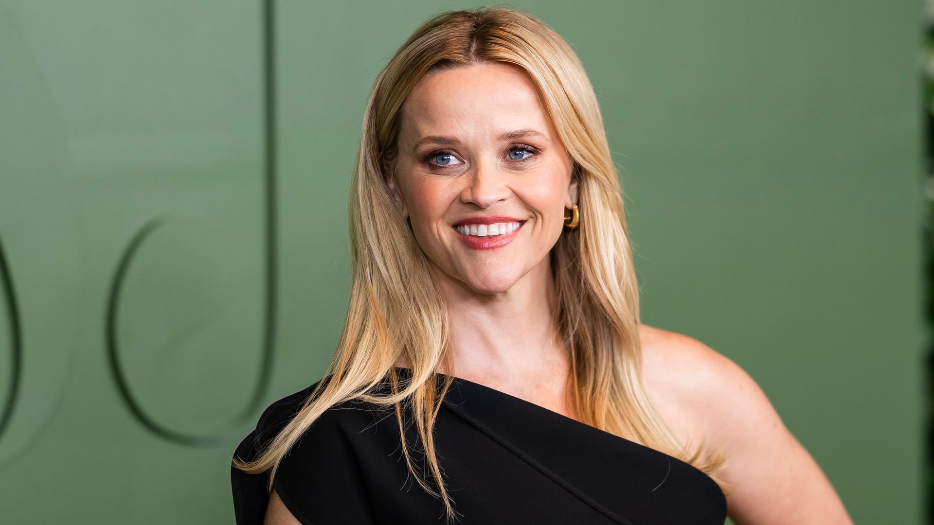 Reese Witherspoon en los WSJ Innovators Awards con vestido negro de escote asimétrico